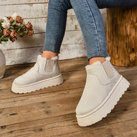Bottes douillettes blanc cassé, tige en suède, élastique et semelle crantée