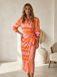Robe midi à rayures orange et rose, ceinture à nouer, manches trois-quarts.