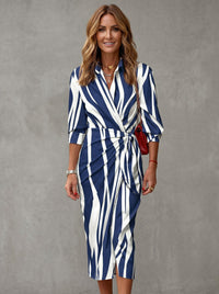 Robe midi à rayures bleu marine et blanches, ceinture nouée, manches trois-quarts.