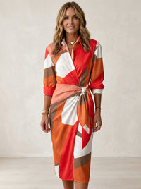 Robe midi à motifs graphiques rouge, blanche et orange, ceinture nouée.