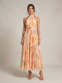 Robe longue sans manches, col montant, imprimé pastel orange et bleu, taille cintrée