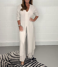 Ensemble deux pièces blanc cassé : robe longue fendue col V manches 3/4 et pantalon fluide