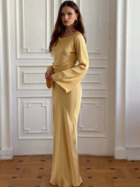 Robe longue jaune pâle, manches longues évasées et encolure ronde