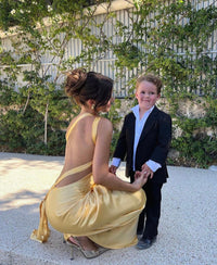 Robe longue satinée jaune : dos nu avec bretelle fine, effet noué à la taille