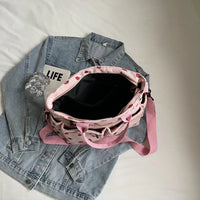 Sac cabas rose à motifs fraises, vue ouverte avec anses et bandoulière