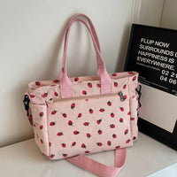 Sac cabas rose à motifs fraises, fermeture zippée centrale et bandoulière
