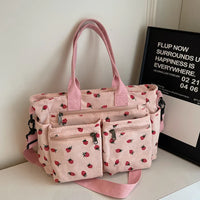 Sac cabas rose à motifs fraises, trois poches zippées et bandoulière