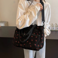 Sac cabas noir à motif cerises rouges, grand compartiment zippé et bandoulière