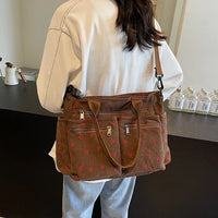 Sac cabas marron à imprimé mini cerises rouges, poches avant zippées et bandoulière