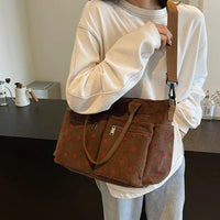 Sac cabas marron imprimé cerises rouges, poches zippées et bandoulière avec passant