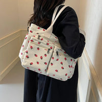 Sac cabas blanc à motifs fraises, bandoulière et poches zippées avant