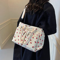 Sac cabas blanc à motifs fraises, grande ouverture et compartiments à fermeture