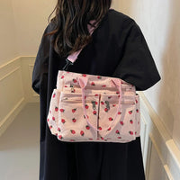 Sac cabas rose à motifs fraises, grand compartiment à fermeture et bandoulière