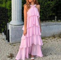 Robe longue Eryndra rose pâle à col licou, volants étagés et jupe ample