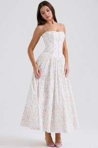 Robe midi blanche à bretelles fines, motif petites fleurs, jupe évasée en volants
