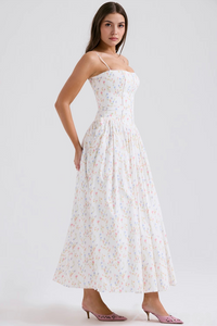Robe midi blanche à bretelles fines, encolure carrée, imprimé petites fleurs, taille froncée