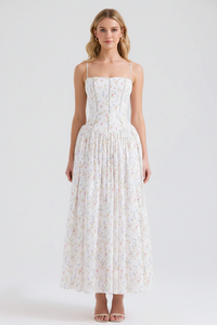 Robe midi blanche à bretelles fines, encolure carrée, motif petites fleurs et jupe évasée
