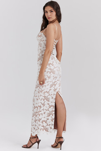 Robe longue blanche en dentelle brodée florale, fente sur le côté, dos laçé