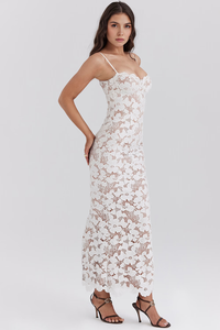 Robe longue blanche en dentelle brodée florale, bretelles fines et ourlet ajouré
