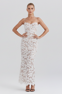 Robe longue blanche à bretelles fines, dentelle brodée florale, silhouette moulante
