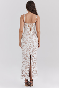 Robe longue blanche en dentelle brodée florale, dos nu à lacets et fente