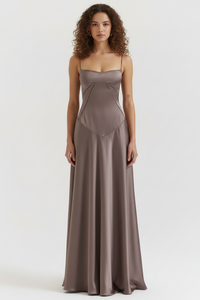 Robe cérémonie corset gris taupe, bretelles fines, corsage ajusté, jupe longue fluide.