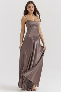 Robe cérémonie corset gris taupe, bretelles fines, drapé sur la jupe, coupe longue.