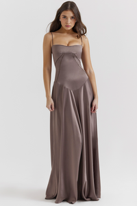 Robe cérémonie corset gris taupe à bretelles fines, corsage structuré, jupe longue.