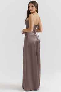 Robe corset gris taupe, décolleté carré et laçage au dos, jupe longue.