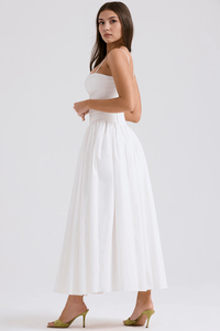 Robe midi blanche unie, bretelles fines, corsage corseté, jupe ample plissée