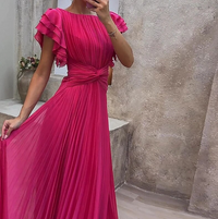 Robe longue de soirée rose fuchsia plissée, encolure ronde, manches à volants
