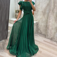 Robe longue de soirée vert émeraude plissée, manches volantées, ceinture nouée
