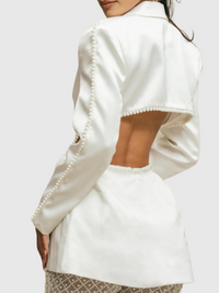 Ensemble blanc : veste manches à perles, jupe longue à motif losange