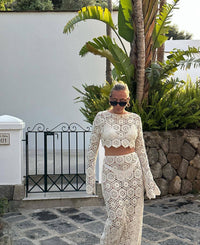 Ensemble crochet blanc : haut à encolure dégagée et bas taille haute, motif géométrique