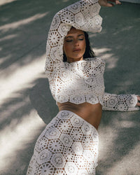 Ensemble crochet blanc à manches longues, top court et bas taille haute ajouré