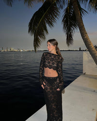 Ensemble crochet noir : haut à encolure dégagée et bas taille haute, manches longues