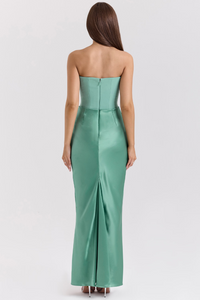 Robe en satin vert émeraude, dos nu avec couture centrale, jupe longue et fente