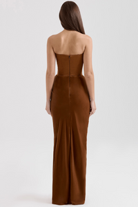 Robe en satin marron caramel vue de dos, couture centrale et fente en bas
