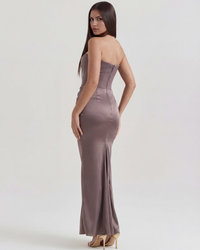 Robe longue sirène satin taupe, bretelles fines, fente devant