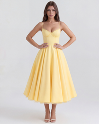 Robe jaune à bretelles fines, corsage ajusté et jupe évasée mi-longue