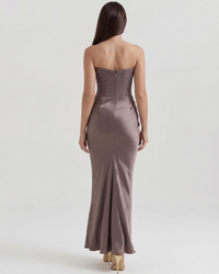 Robe longue satin taupe vue de dos, couture centrale et bas évasé