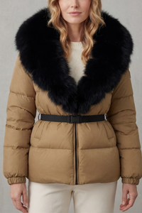 Doudoune beige, col en fausse fourrure noire, matelassée, zip au centre.