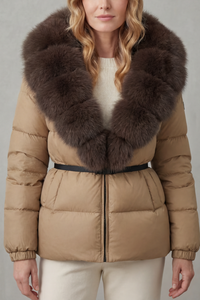 Doudoune beige, col en fausse fourrure marron, fermeture zippée, ceinture noire.