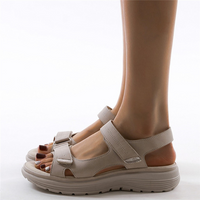 Sandales orthopédiques beige, vue latérale avec brides avant et arrière réglables.