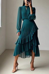 Robe plissée vert émeraude à volants étagés, manches longues, vue de profil