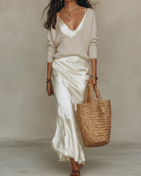 Ensemble Calista au toucher satiné : pull col V côtelé et jupe longue en satin blanc