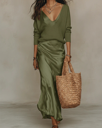 Ensemble Calista au toucher satiné : pull col V côtelé vert militaire et jupe longue satin