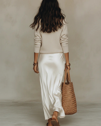 Robe satinée blanche longue, coupe ajustée
