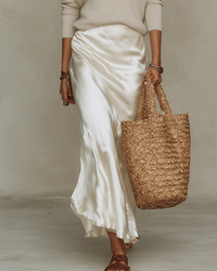 Robe satinée blanche longue, style nuisette, fente et tombé fluide