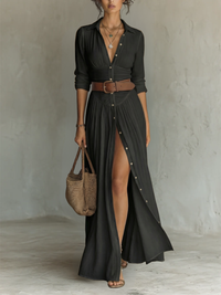 Robe longue noire à manches longues, col V boutonné, ceinture marron